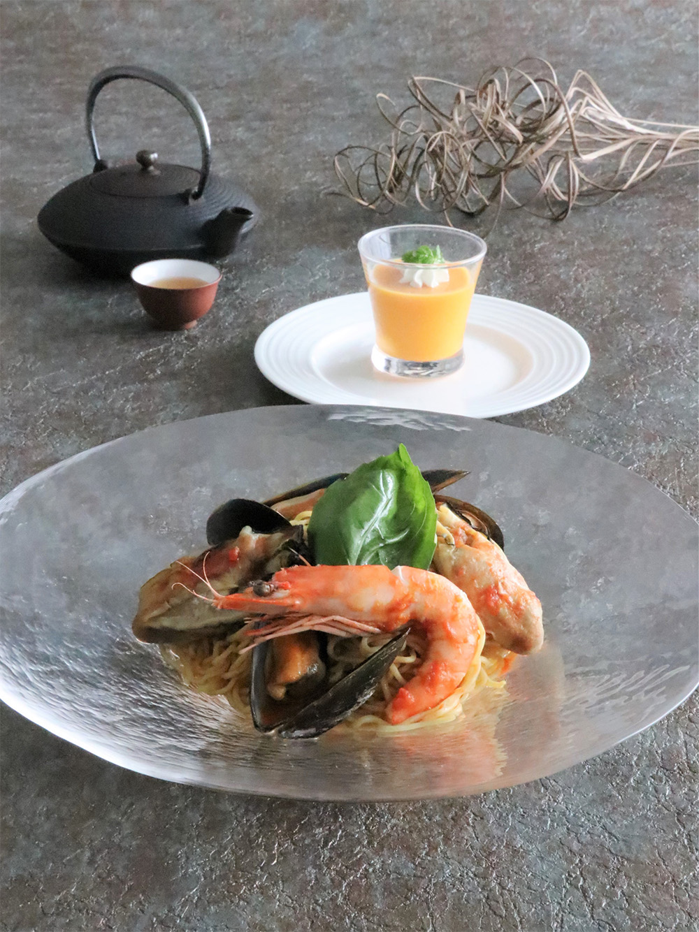 海鮮とトマトの冷製ピリ辛和え麺