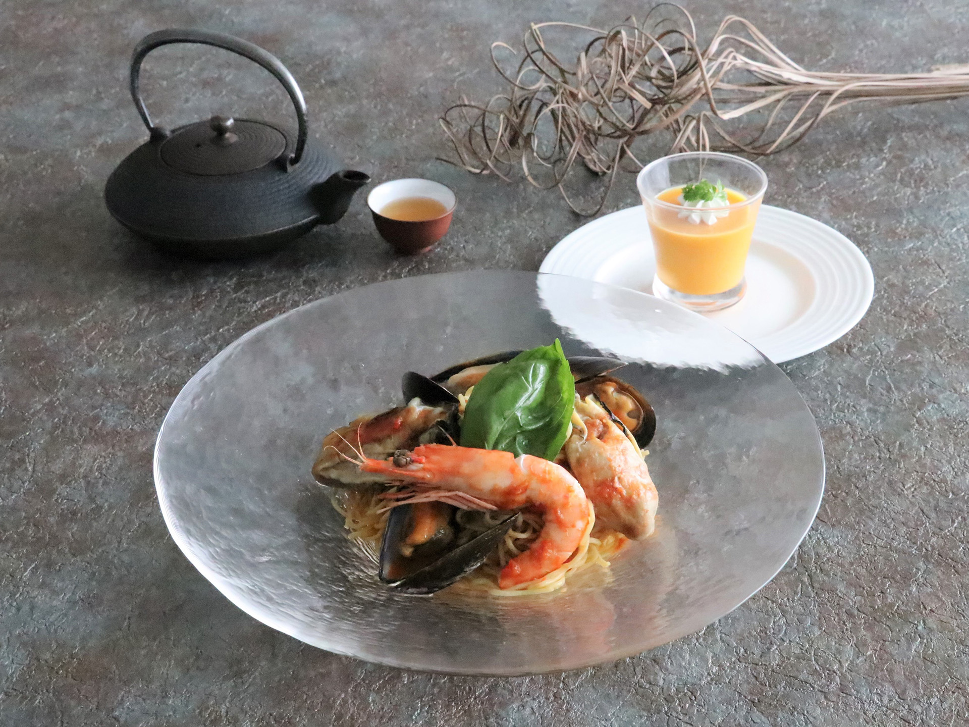 海鮮とトマトの冷製ピリ辛和え麺