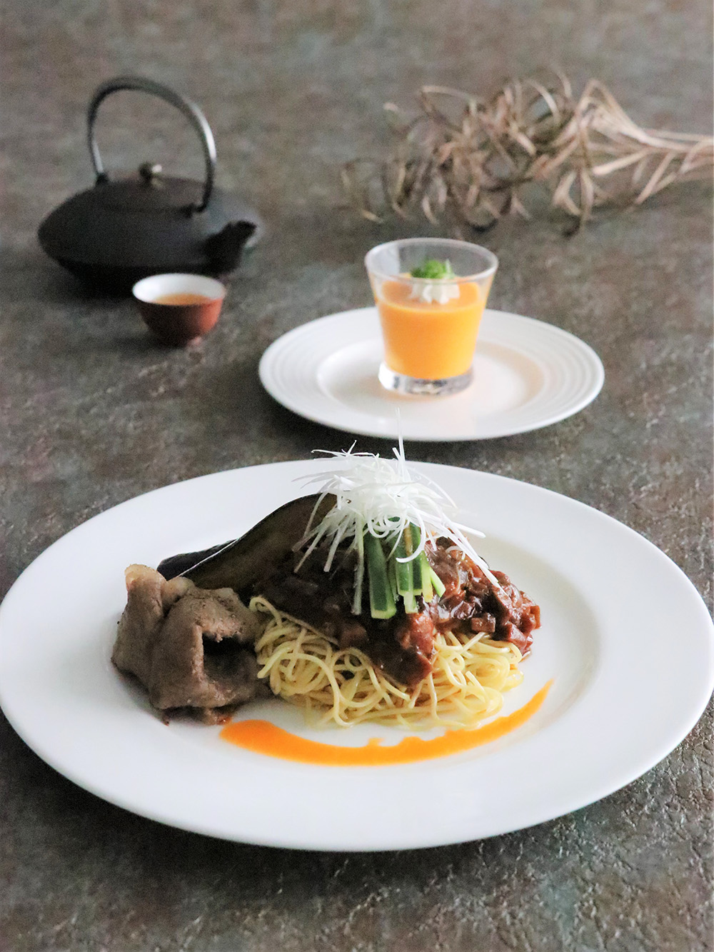 秋ナスと和牛のサーロインのピリ辛和え麺