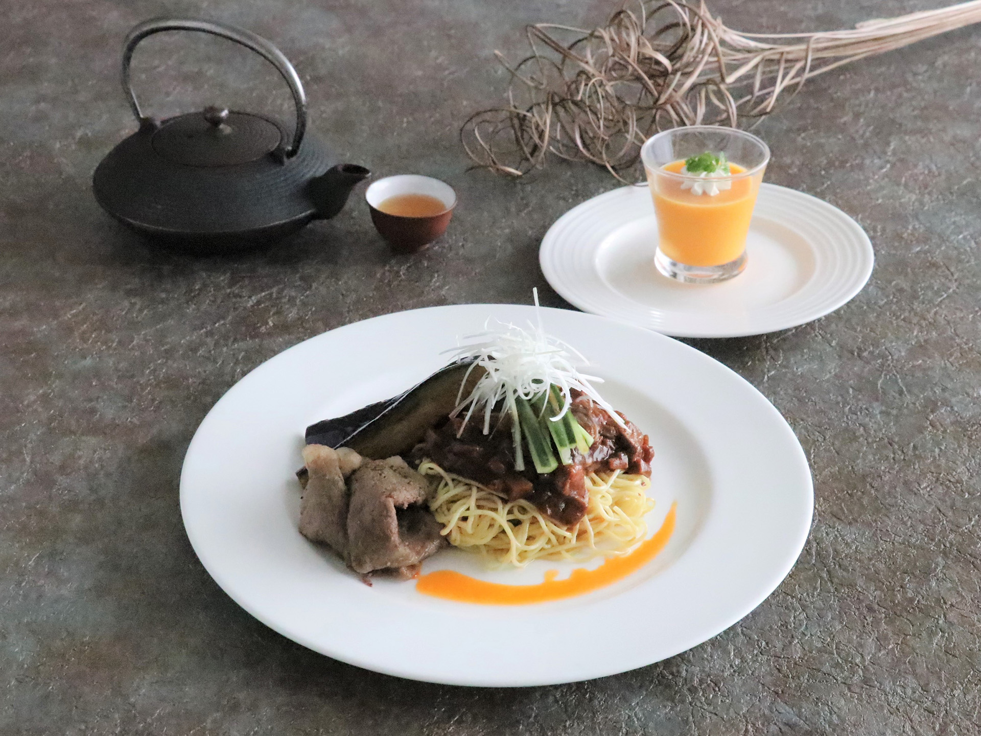 秋ナスと和牛のサーロインのピリ辛和え麺