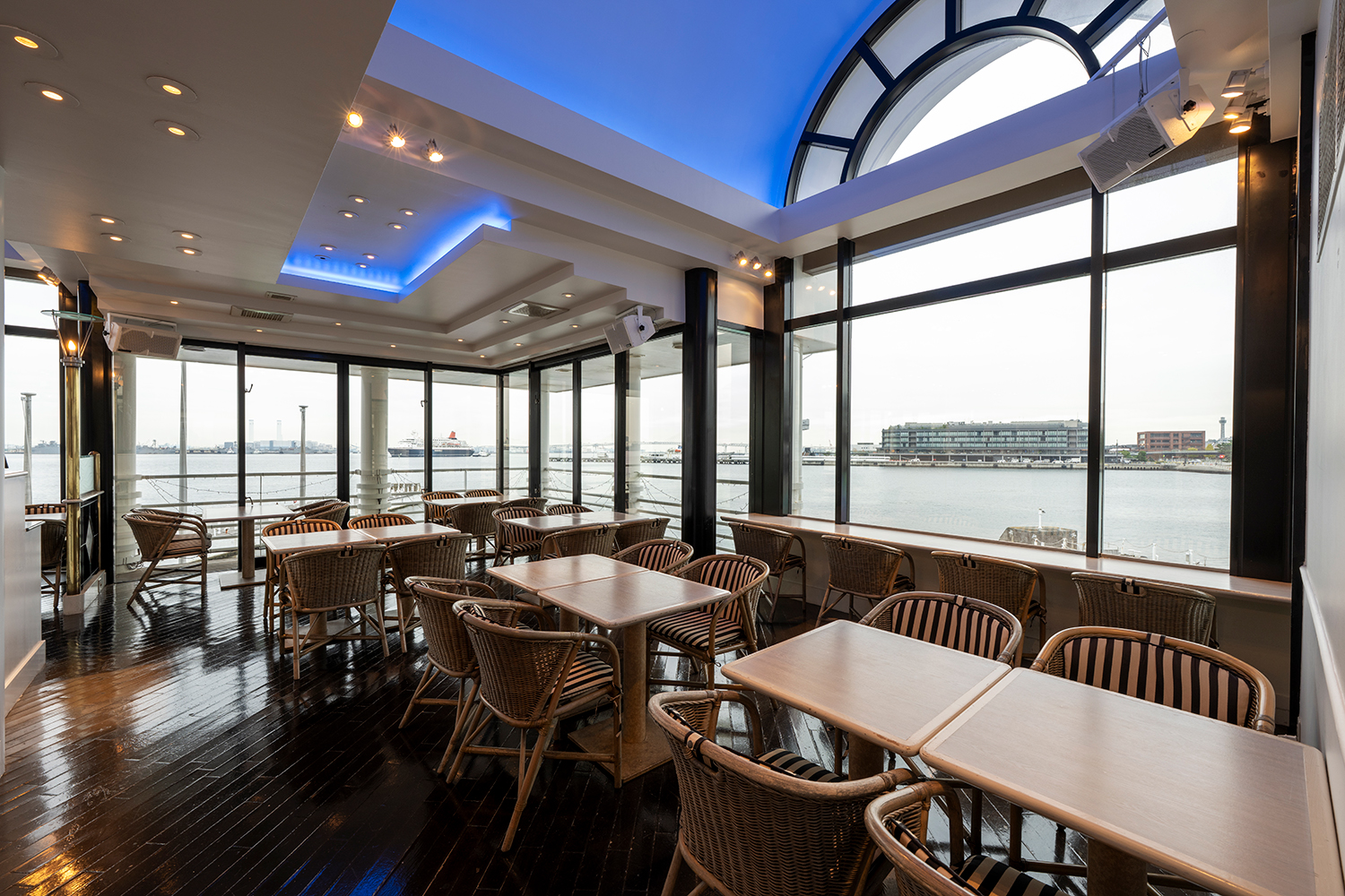 音乐咖啡厅＆酒吧 PIER21